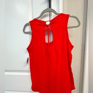 Red sleeveless cotton top / key hole cutout